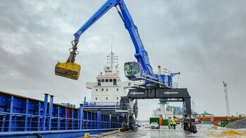 Umschlagbagger mit Elektromotor, Elektrobager SENNEBOGEN 875 E , umweltschonender Elektroantrieb, Hafen Åhus Schweden