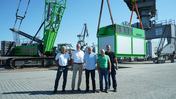 Machine transport by barge-SENNEBOGEN Machine transport by barge-SENNEBOGEN