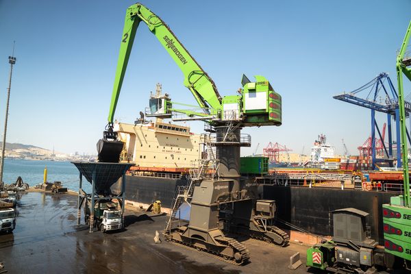SENNEBOGEN 895 E am Hafen von İDÇ LIMAN SENNEBOGEN 895 E am Hafen von İDÇ LIMAN