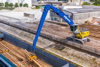 material handler SENNEBOGEN 870 Hybrid in inland port, Versatile use with quick coupler on the stick and economical operation thanks to Green Hybrid-System material handler SENNEBOGEN 870 Hybrid in inland port, port handling timber grab crawler undercarriage