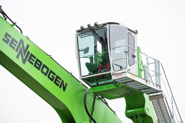 SENNEBOGEN 870 E-Krananlage durch Umschlagbagger ersetzt