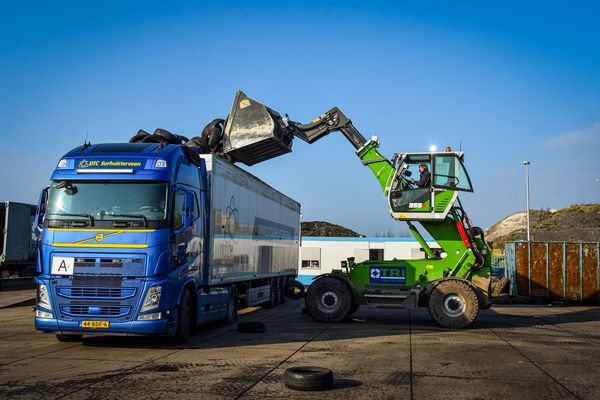 SENNEBOGEN 355 E, telehandler from SENNEBOGEN instead of wheel loader, loading the tires and feeding the shredder, Netherlands SENNEBOGEN 355 E, telehandler from SENNEBOGEN instead of wheel loader, loading the tires and feeding the shredder, Netherlands