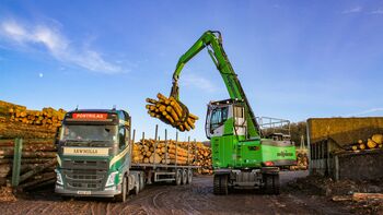 Pick and Carry Umschlagbagger SENNEBOGEN 730 im Sägewerk, Großbritannien, Pontrilas Timber