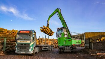 Pick and Carry Umschlagbagger SENNEBOGEN 730 im Sägewerk, Großbritannien, Pontrilas Timber