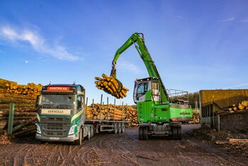 Pick and Carry Umschlagbagger SENNEBOGEN 730 im Sägewerk, Großbritannien, Pontrilas Timber