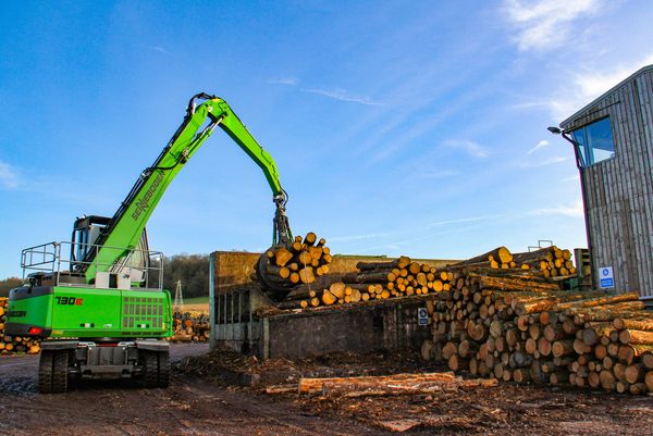 Pick and Carry Umschlagbagger SENNEBOGEN 730 im Sägewerk, Großbritannien, Pontrilas Timber Pick and Carry Umschlagbagger SENNEBOGEN 730 im Sägewerk, Großbritannien, Pontrilas Timber