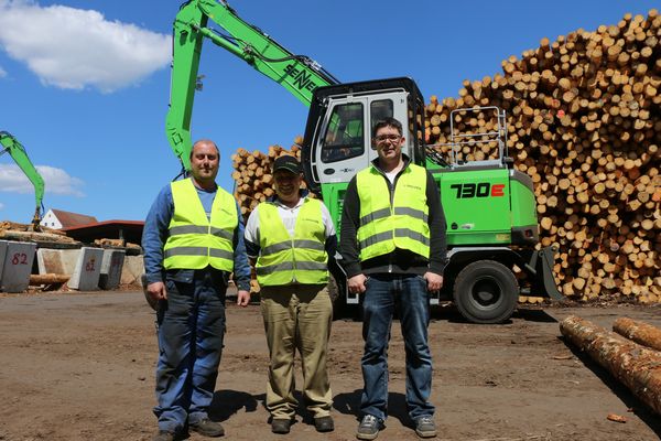 SENNEBOGEN 730 E-Series Pick & Carry Wood Handling Excavator Test application at Pfeifer Group Unterbernbach