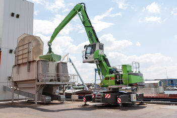 Umschlagmaschine SENNEBOGEN 830 E beim Schüttumschlag im Hafen