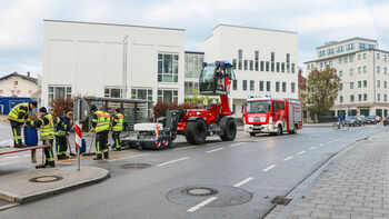 Ölspur beseitigen, SENNEBOGEN 340 G, Teleskoplader mit Feuerwehr Ausrüstung