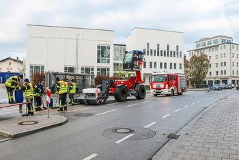 Ölspur beseitigen, SENNEBOGEN 340 G, Teleskoplader mit Feuerwehr Ausrüstung