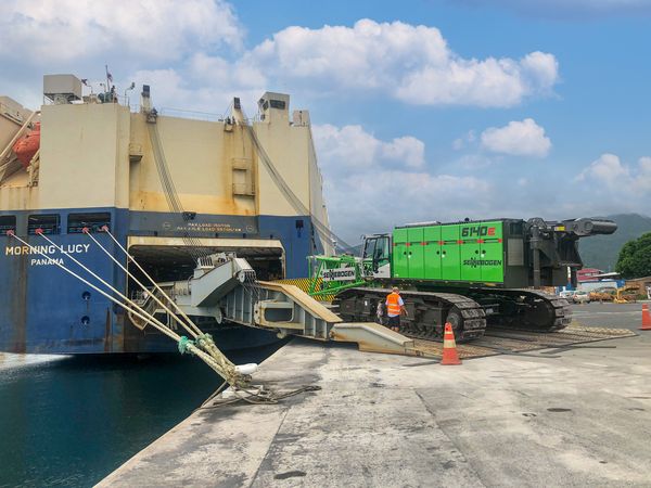 140 t Seilbagger, SENNEBOGEN 6140 HD, Wasserbau, Neubau eines Kais, La Réunion 140 t Seilbagger, SENNEBOGEN 6140 HD, Wasserbau, Neubau eines Kais, La Réunion