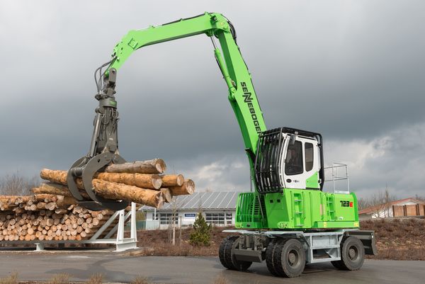 Download (RGB 300, dpi) SENNEBOGEN 723 E-Serie Holzumschlag Umschlagbagger Umschlagmaschine Mobilumschlagmaschine Mobil Mobilunterwagen