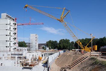 SENNEBOGEN 7700 robust and powerful crawler crane Building construction