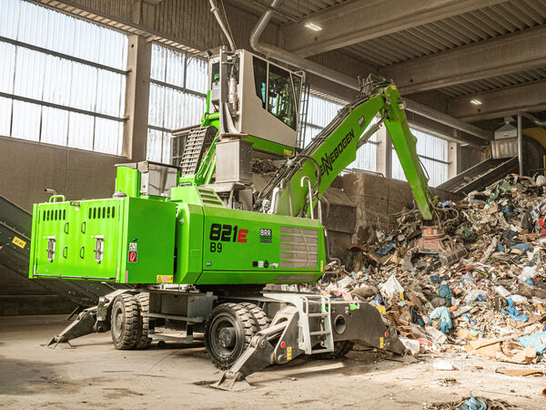 Mobiler ELEKTROBAGGER SENNEBOGEN 821 MIT DECKENSTROMZUFÜHRUNG IN ABFALLSORTIERANLAGE, Wertstoffaufbereitung