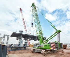 SENNEBOGEN 5500 construction site crane Above ground construction