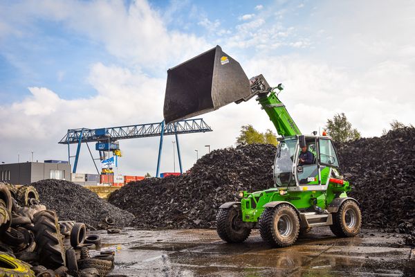 SENNEBOGEN 355 E, telehandler from SENNEBOGEN instead of wheel loader, loading the tires and feeding the shredder, Netherlands SENNEBOGEN 355 E, telehandler from SENNEBOGEN instead of wheel loader, loading the tires and feeding the shredder, Netherlands