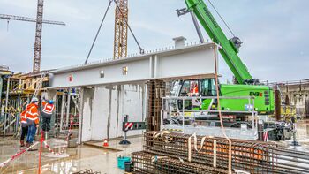 SENNEBOGEN 643, 40 t Mobil-Teleskopkran, Hamburg Hafencity, Hochbau, Montage der Stahlbauträger