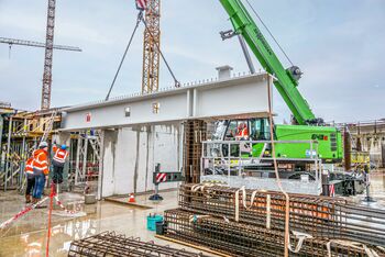 SENNEBOGEN 643, 40 t mobile telescopic crane, Hamburg Hafencity, structural engineering, assembly of the steel structure beam