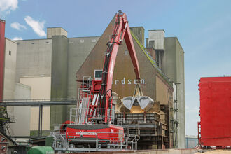 SENNEBOGEN 840 Crawler E-Series in the port of Husum