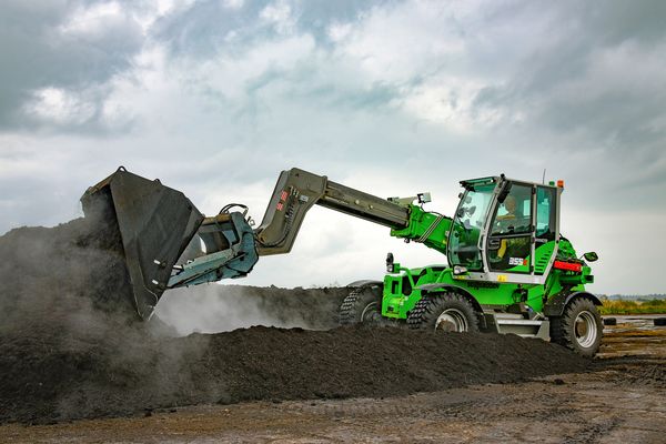 SENNEBOGEN telehandler 355 E loading of compost in composting plant with shovel and elevating cab