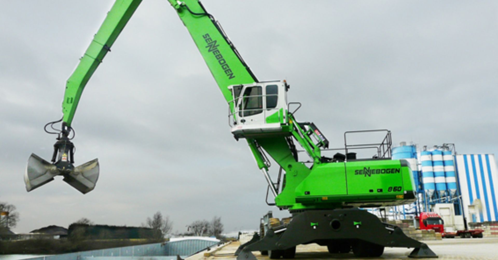 SEN MACHINE （bm b6 clone） A SENNEBOGEN 860 M does its job at TLC - SENNEBOGEN