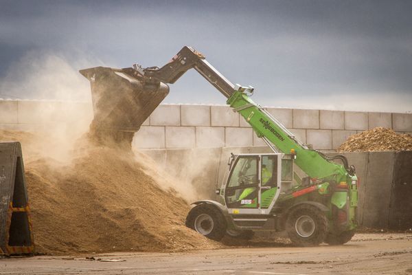 SENNEBOGEN Telehandler 355 E wood recycling shovel dust