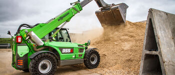 SENNEBOGEN MA­CHINE TEAM­WORK TELE­SCOPIC HAN­DLER 355 AND MA­TE­R­IAL HAN­DLING MA­CHINE 818 E-SE­RIES Coventry, Great Britain According to the Wood Recyclers Association, 4.5 million tons of waste wood are generated in Great Britain every year. One customer of the SENNEBOGEN dealer Molson Group in England has taken on this problem and recycles waste wood with the help of two SENNEBOGEN machines: the 818 E and the 355 E. The mobile material handler and 