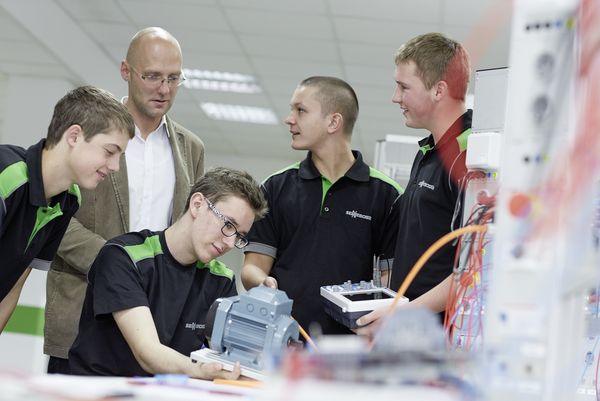 Download (RGB 300 dpi) SENNEBOGEN Lehrwerkstatt: Neueste Technik bei den Mechatronikern