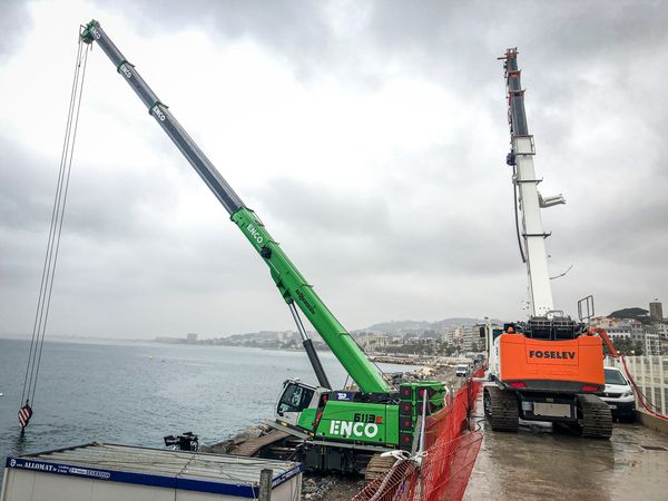 SENNEBOGEN telescopic crawler cranes 653 E and 6113 E, coastal protection port of Cannes, France - Lifting and positioning of artificial stone concrete blocks SENNEBOGEN telescopic crawler cranes 653 E and 6113 E, coastal protection port of Cannes, France Lifting and positioning of artificial stone concrete blocks