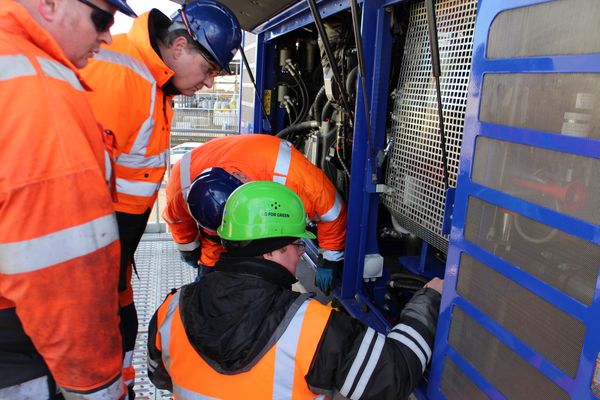 Download (RGB 300 dpi) SENNEBOGEN 875 Excavator in port handling in England