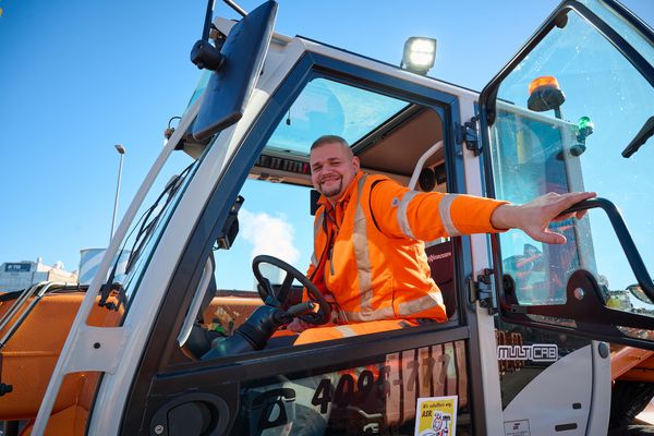 SENNEBOGEN 355 E_salt loading_winter service vehicle loaded with telehandler SENNEBOGEN 355 E_salt loading_winter service vehicle loaded with telehandler