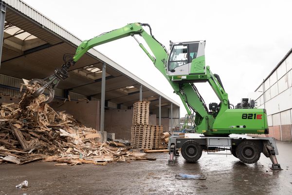 SENNEBOGEN material handler 821 E scrap handling waste management orange peel grab