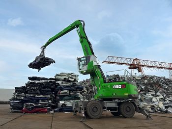 Umschlagmaschine aus grünem Stahl im Schrottrecycling