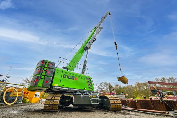 sewer construction with 100 t telescopic crawler crane, SENNEBOGEN 6103, lifting works sewer construction with 100 t telescopic crawler crane, SENNEBOGEN 6103, lifting works