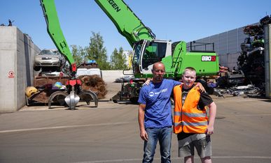 830 G - Sortieren und Verladen im Schrottrecycling