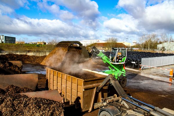 Teleskopstapler SENNEBOGEN 355 E bei Verlade- und staplerarbeiten im Garten- und Landschaftsbau in Großbritannien