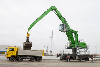 SENNEBOGEN Umschlagmaschine Umschlagbagger 870 Mobil Hafenumschlag Schüttgutumschlag LKW Beladung Zweischalengreifer