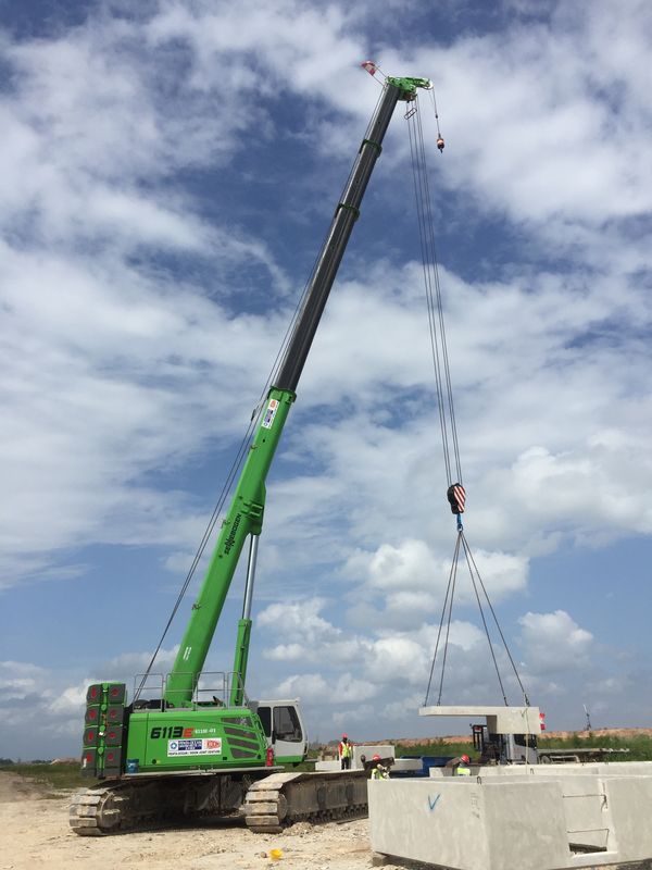 Download (RGB, 300 dpi) Telescopic crane SENNEBOGEN 6113 E during airport construction in Singapore