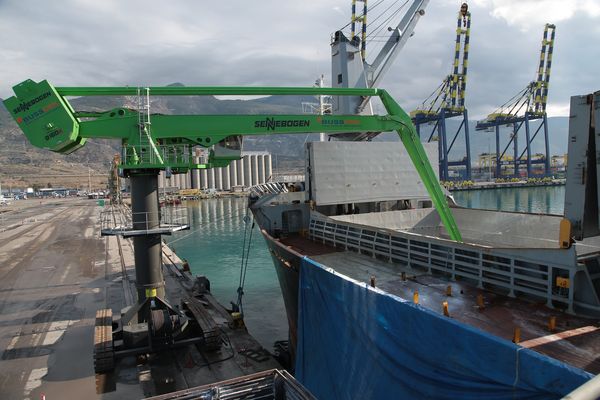 Download (RGB, 300 dpi) Balancer SENNEBOGEN 8160 EQ at Hafneum strike in Turkey