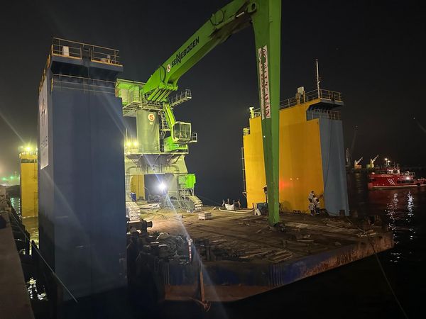 SENNEBOGEN 895 E auf dem Ponton vor dem separaten Schwimmdock, das den Höhenunterschied zur Kaimauer ausgleicht.