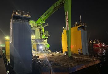 SENNEBOGEN 895 E auf dem Ponton vor dem separaten Schwimmdock, das den Höhenunterschied zur Kaimauer ausgleicht.
