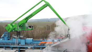 SENNEBOGEN 8130 EQ: Innovative  Balance-Technik und Elektroantrieb bei Pollmeier in der Holzlogistik