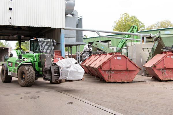 The SENNEBOGEN 335: as strong and stable as a telescopic handler and as strong and robust as a wheel loader