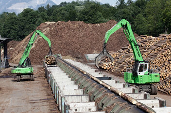 Pick & Carry Umschlagbagger fürs Sägewerk SENNEBOGEN 735 E Mobil Sortierstrang