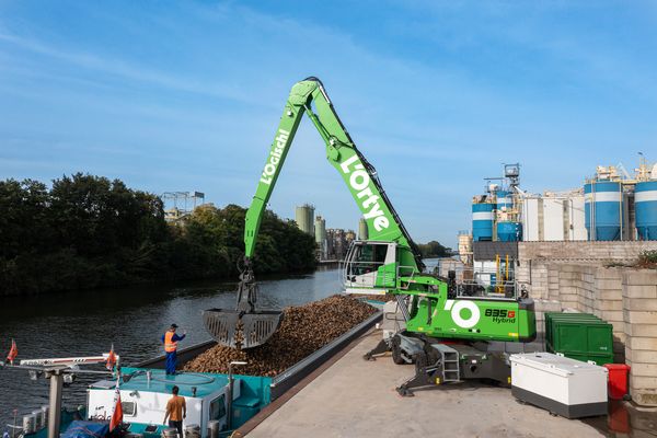 Combined transport: SENNEBOGEN material handler 835 G supports intermodal transport chain
