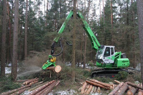 Download (RGB, 300 dpi) SENNEBOGEN 718 Forestry SENNEBOGEN 718 Forestry Raupenharvester Forstmaschine