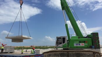 Flughafenbau in Singapur: Flexibler 120t Raupentelekran im Einsatz