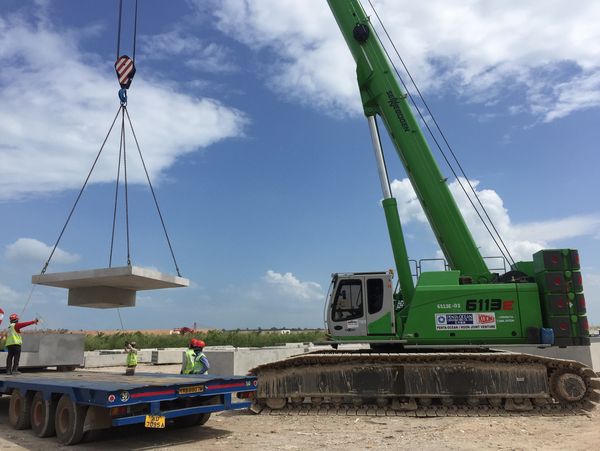 Telescopic crane SENNEBOGEN 6113 E during airport construction in Singapore