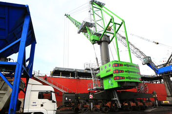 SENNEBOGEN 9300 powerful and innovative port crane Loading and unloading