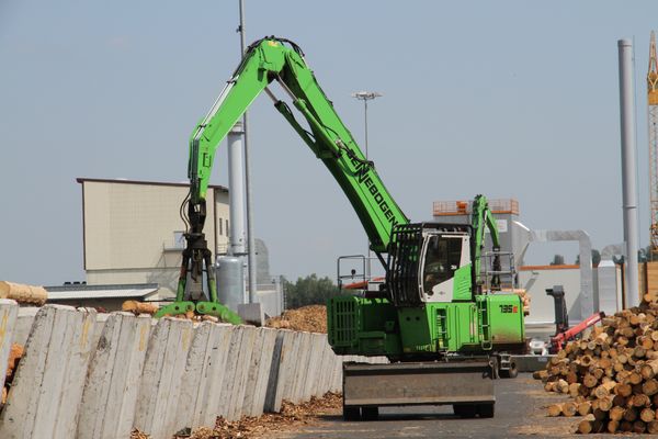 Download (300 dpi) SENNEBOGEN material handler 735 E and 818 E